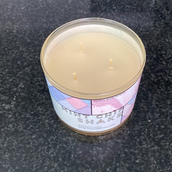 Bath and Body retired MINT CHIP SHAKE candle - Picture 3 of 3